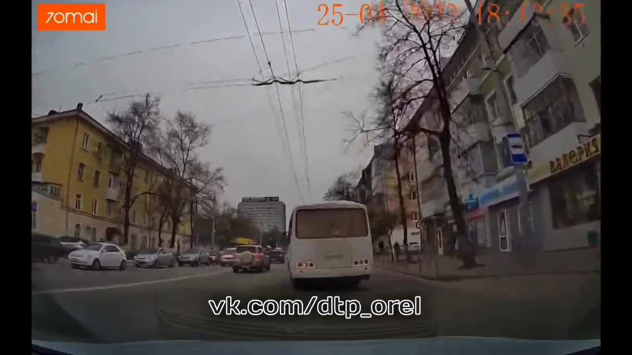 Решил не тратить время на пешеходный переход: в Орле мальчик выскочил на самокате на проезжую часть и едва не пострадал