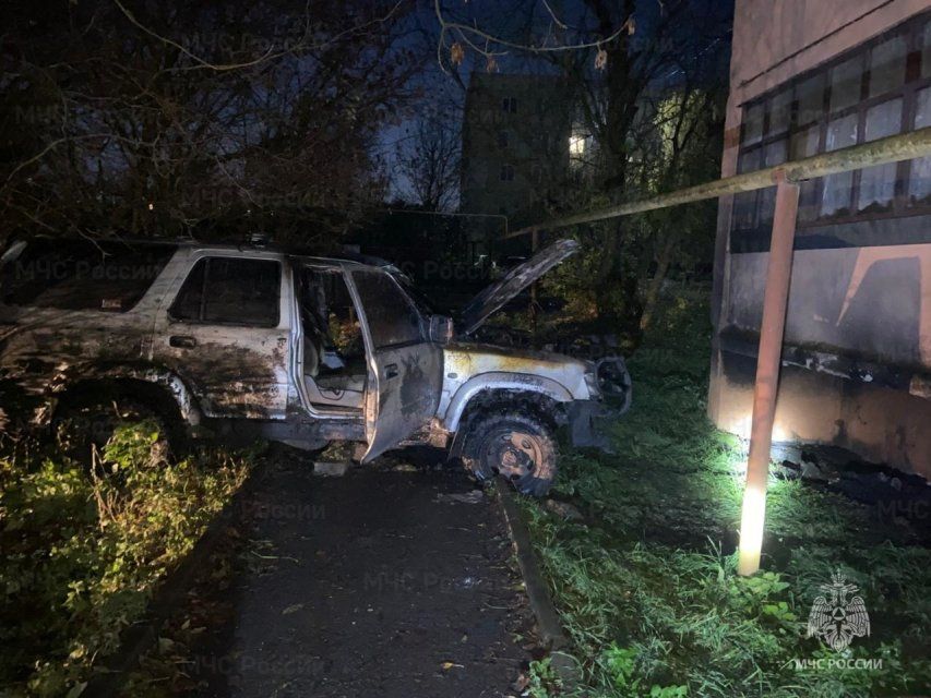 Под Орлом легковушка врезалась в дом и загорелась