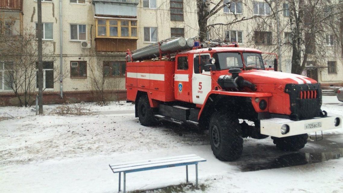 В подъезде орловской пятиэтажки тушили пожар