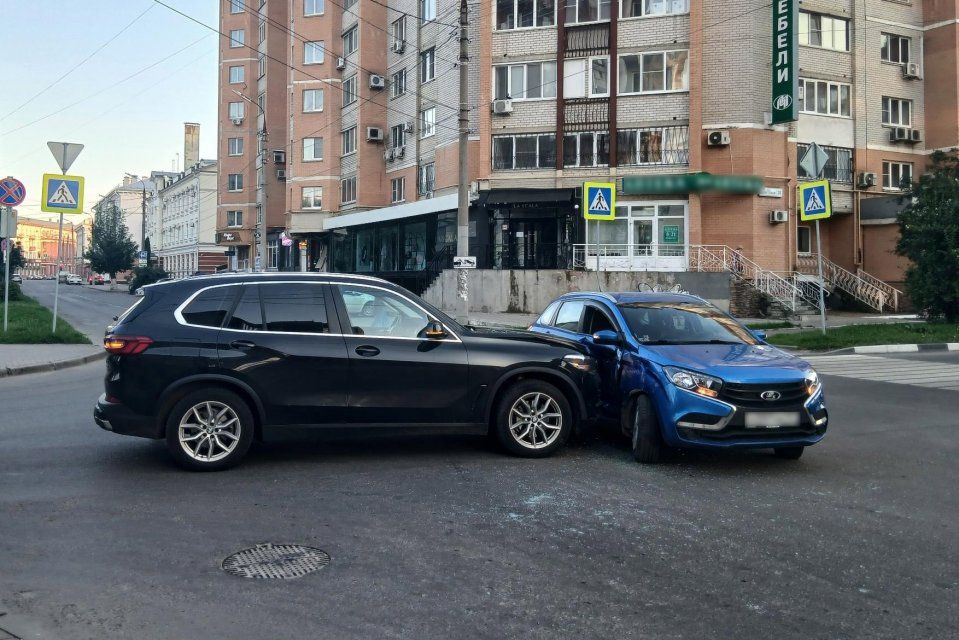 В Орле перекресток не поделили «Лада» и «БМВ»
