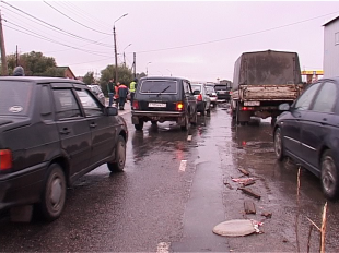 Новости за 90 секунд: улицу Михалицына перекроют на неделю, назвали имя лучшего полицейского на Орловщине, а местные водители начали учить друг друга правильной езде резиновыми дубинками