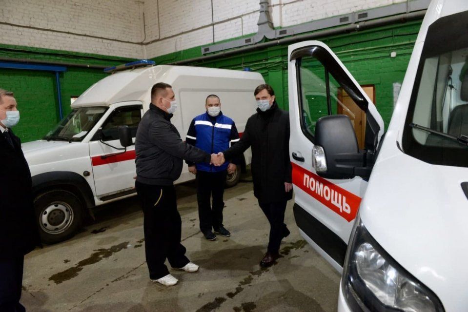 Работники орловской «скорой помощи» отмечают профессиональный праздник. Губернатор подарил им груши