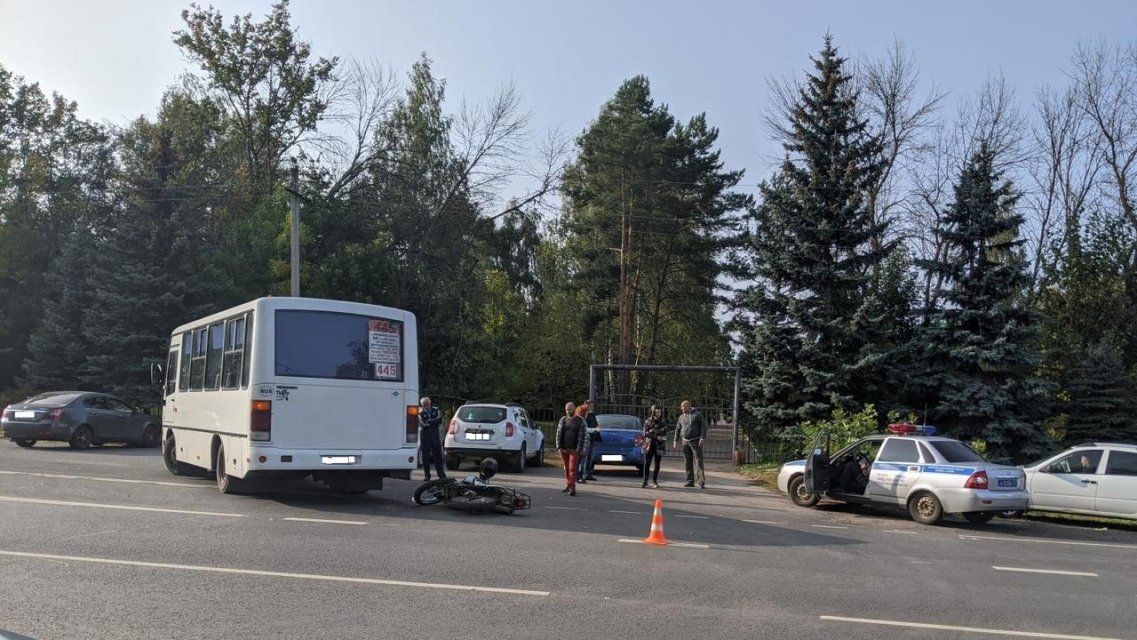 В Орловской области маршрутка сбила 18-летнего мотоциклиста без прав