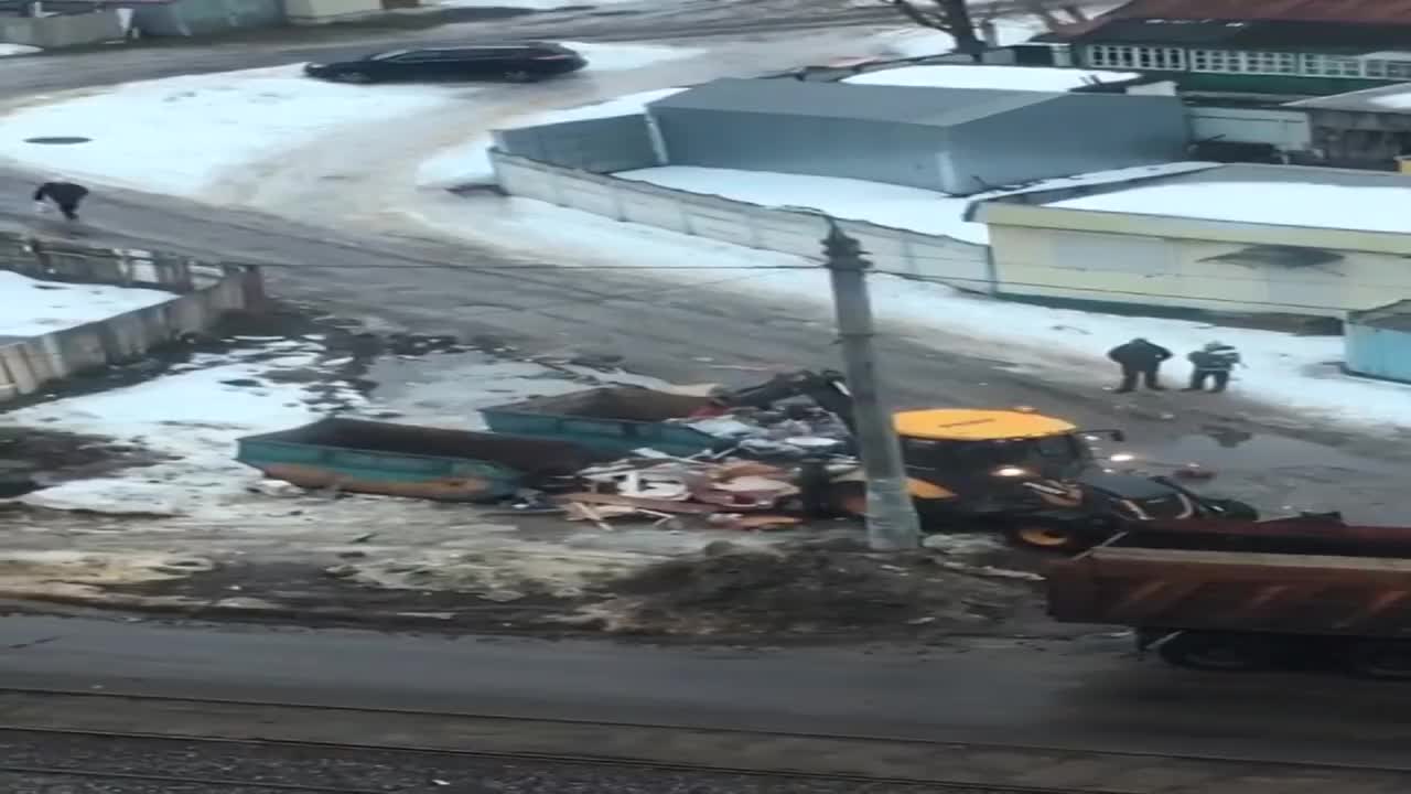 В Орле мусор убирают с помощью строительной техники