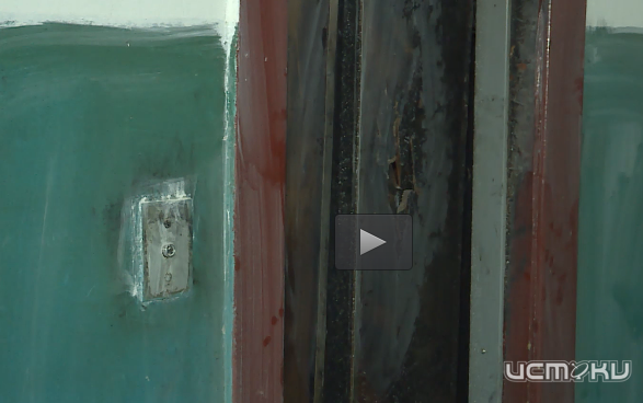 Пенсионеры и инвалиды девятиэтажки на ул. Матросова в Орле устали заниматься «лестничным фитнесом» из-за сгоревшего лифта в июне