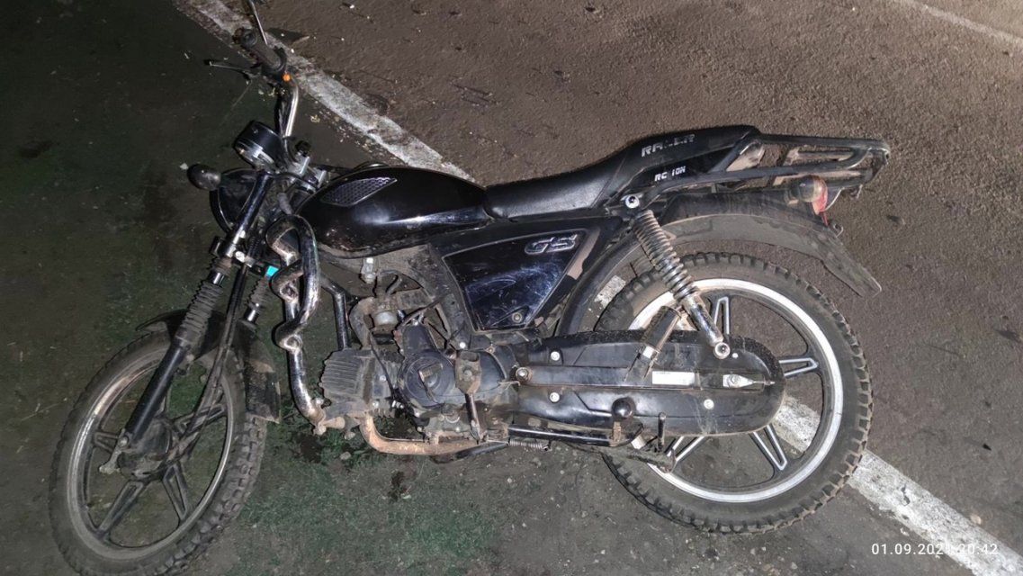 Под Орлом мужчина на мопеде потерял управление и опрокинулся