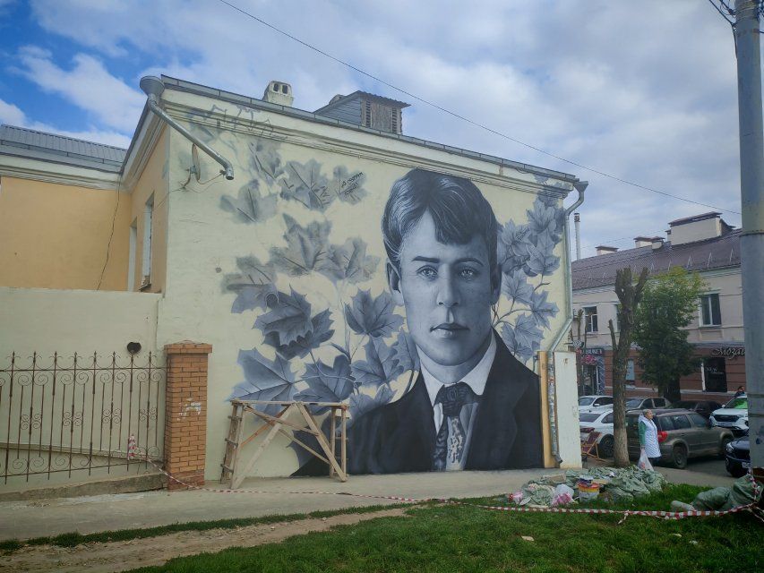 Портрет Есенина украсил фасад здания в центре Орла