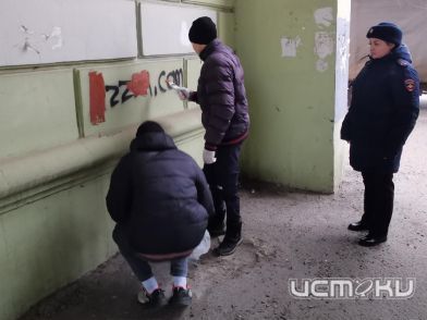 В Орле полицейские и волонтеры провели антинаркотическую акцию «Закрась рекламу смерти»