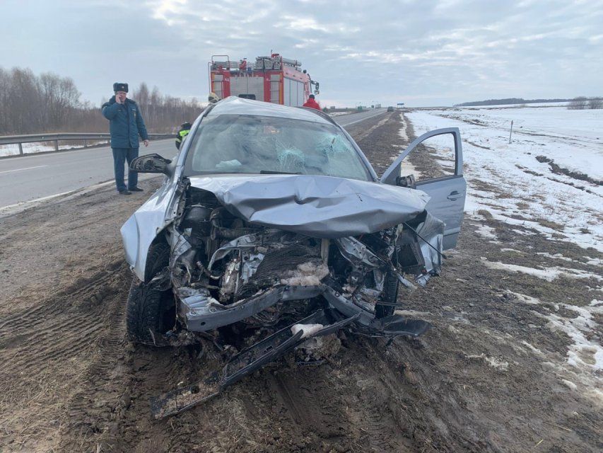 На Орловщине молодой водитель на иномарке улетел с трассы в кювет