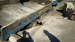 В Орле грузовик провалился под асфальт