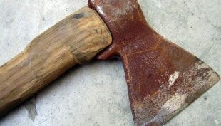 Жительница Новодеревеньковского района, которая ударила топором своего мужа, отсидит более шести лет