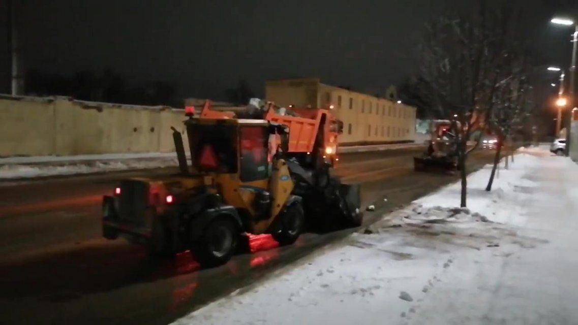 Прохожий заснял на видео «уборку снега по-орловски»