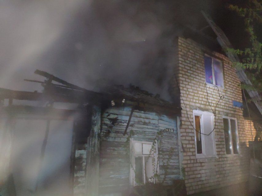 Пожар в частном секторе Орла: в полночь огонь охватил жилой дом