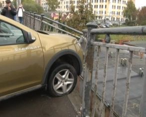 Тройное ДТП в Орле: джип чуть не улетел с моста. Видео