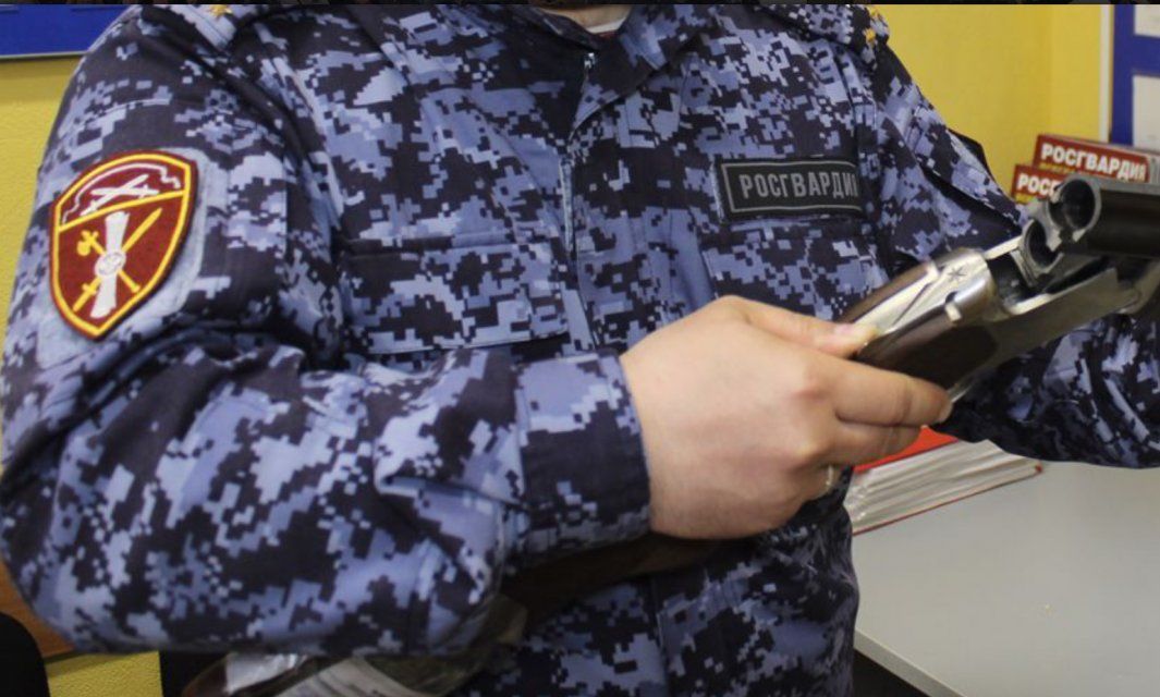 Житель Должанского района сдал найденное ружьё росгвардейцам 