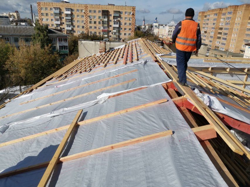 Этим летом в Орле новую кровлю получат четыре десятка многоквартирных домов
