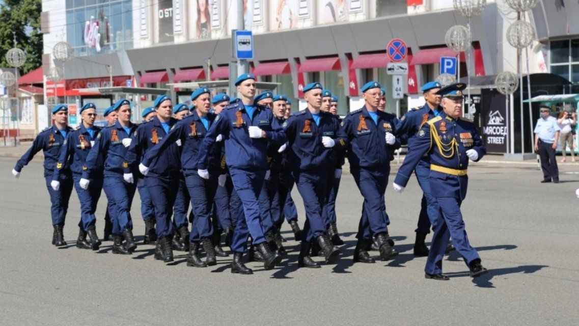 В Орле прошел урезанный парад Победы