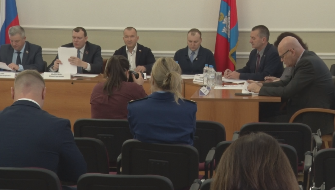 Квартиры для врачей в лизинг, окончание ремонта главной больницы в Ливнах опять откладывается