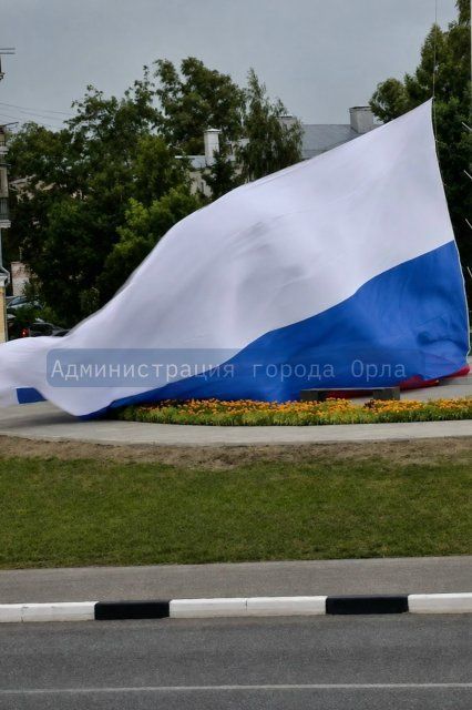 Установленный на днях флагшток за 13 млн рублей понес урон от вчерашней непогоды