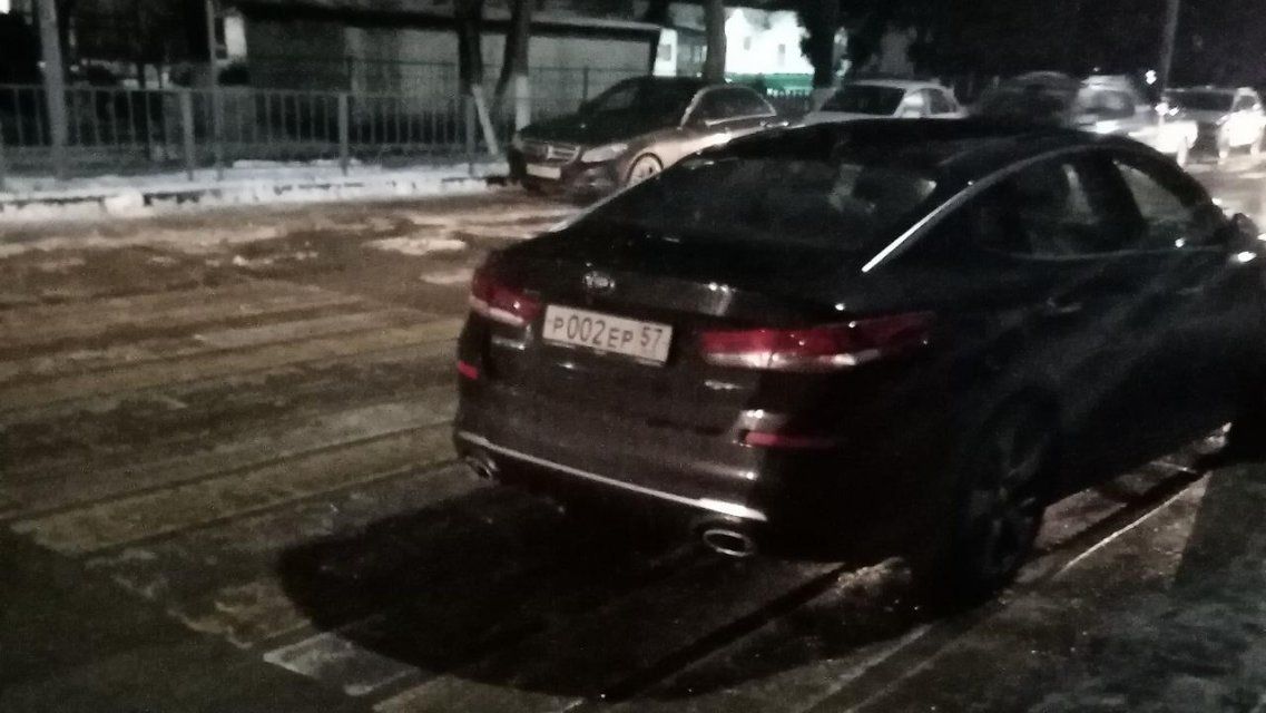 Фотофакт: орловчане засняли любительницу парковаться на зебре перед школой