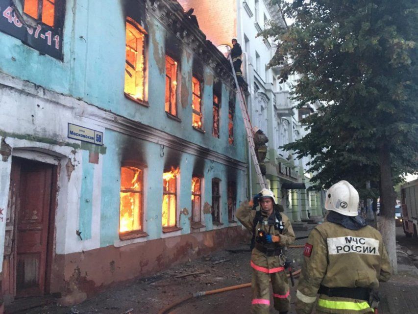 Видео: напротив кинотеатра «Родина» в Орле вспыхнуло историческое здание