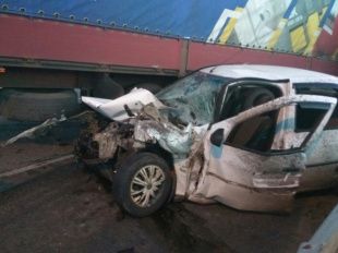 Под Орлом легковушка врезалась в грузовик. Есть погибшие