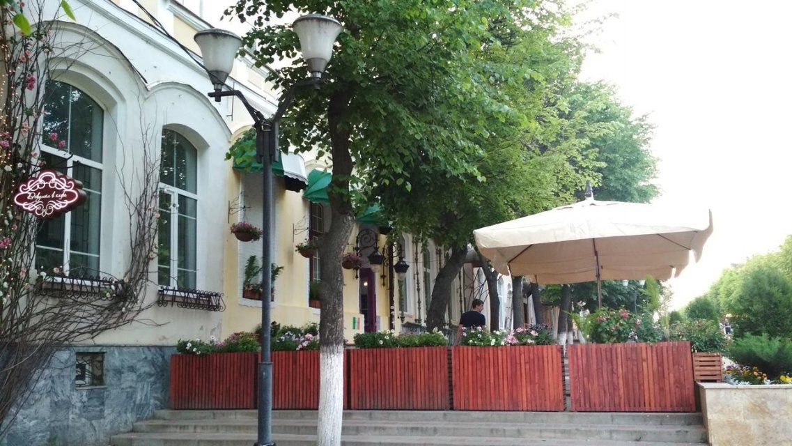 Фотофакт: владельцы орловского бара частично перекрыли улицу Ленина