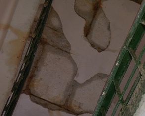 Кипяток из лопнувшей трубы в доме по ул.Салтыкова-Щедрина 12/16 залил подъезд и электропроводку 