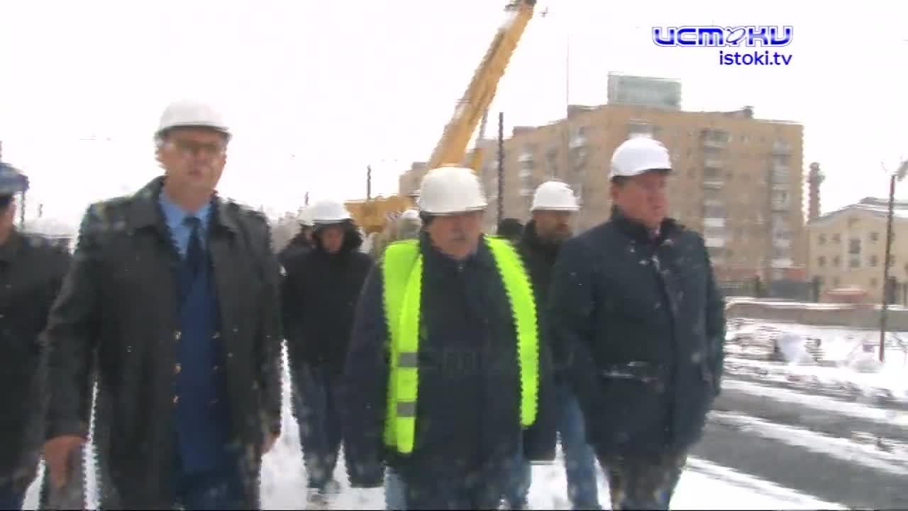 Одна радость- Красный мост. Прокурор, чиновники и подрядчики выехали на место и убедились, хоть здесь хоть и после срыва сроков, но работы движутся к ...