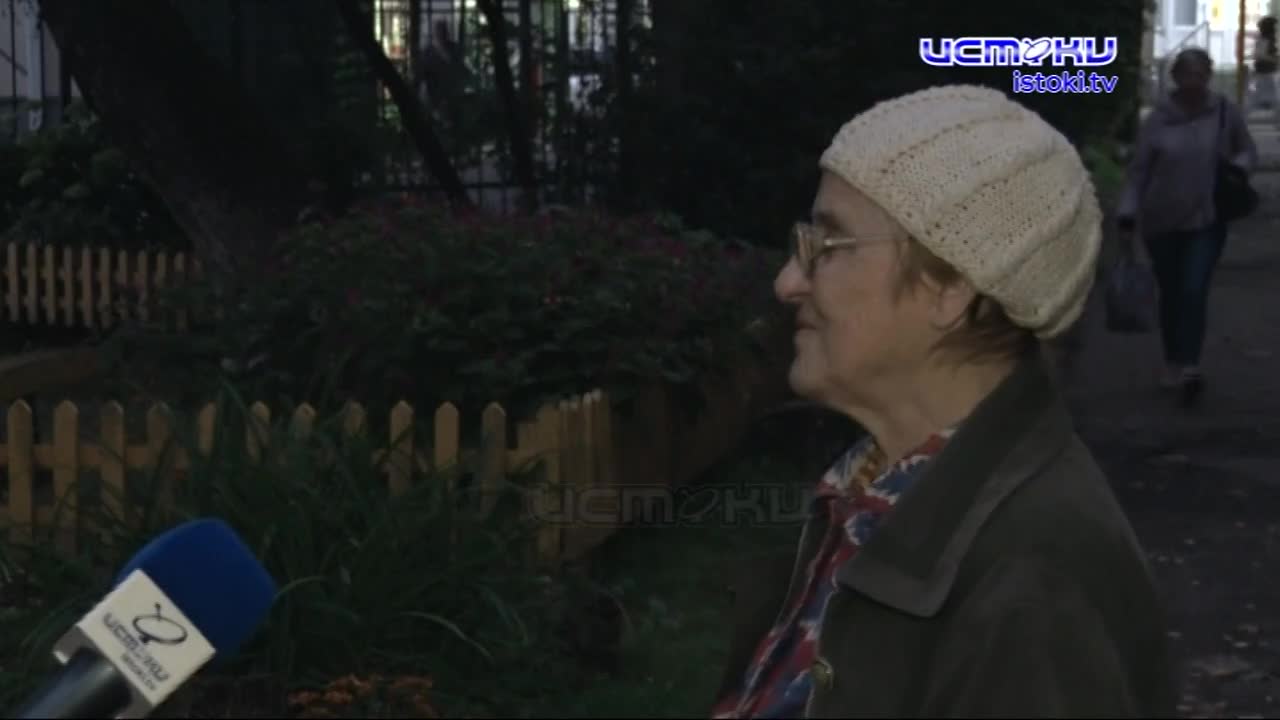 Старушка, которая сама латает дорогу цементом