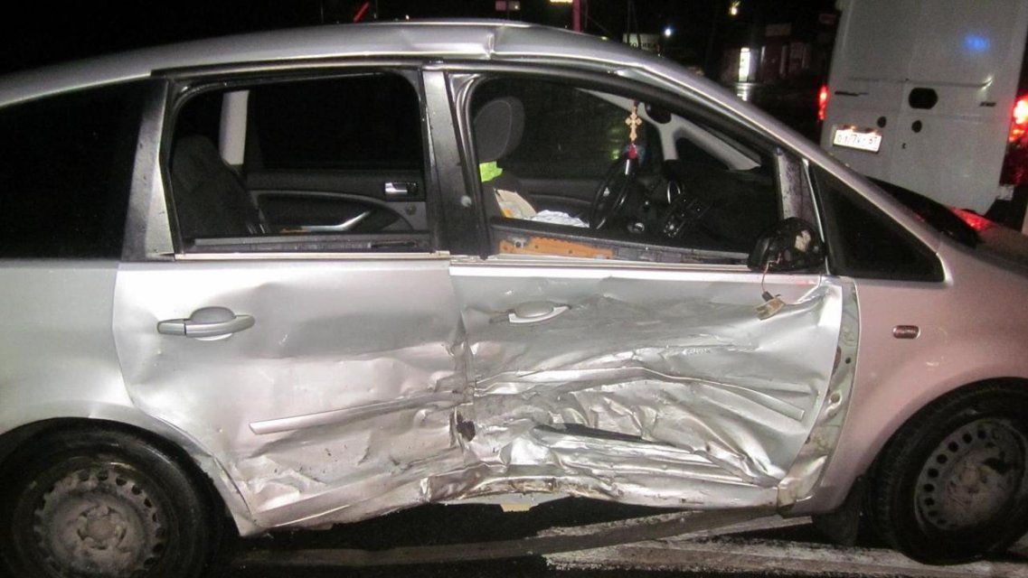 Водитель минивэна устроил тройное ДТП на орловской трассе 