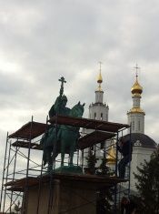 На памятник Ивану Грозному в Орле водрузили крест