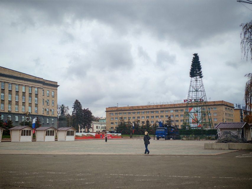 На главной площади Орла устанавливают елку
