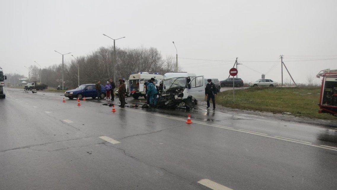 Две женщины пострадали при столкновении грузовиков на Орловщине