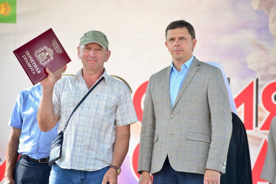 Губернатор вручил жителям Орловской области почётные грамоты