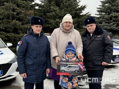 Сотрудники отдела Госавтоинспекции УМВД России по городу Орлу приняли участие в акции «Елка желаний» Сотрудники отдела Госавтоинспекции УМВД России по городу Орлу приняли участие в акции «Елка желаний»