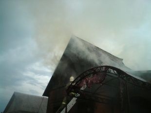 В Новосильском районе горел жилой дом. Мужчина получил ожоги