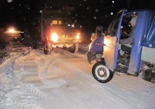 МЧС трижды спасали автомобили, съехавшие с трассы из-за гололеда