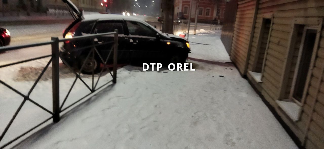 Глазами очевидцев: в Орле легковушка протаранила пешеходное ограждение