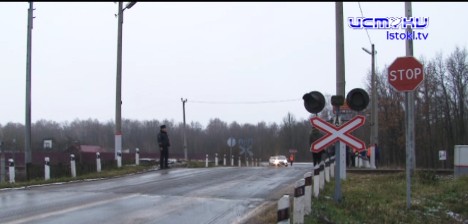 Места, где путь поезда может пересекать автотранспорт, должны быть максимально безопасны. Железнодорожный переезд разделяет поселок Нарышкино и с этим надо что-то делать