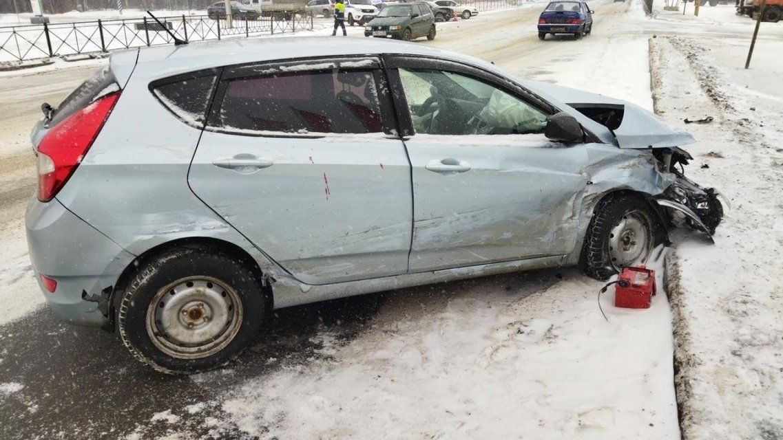 Не пропустил: на Московском шоссе не разъехались две иномарки