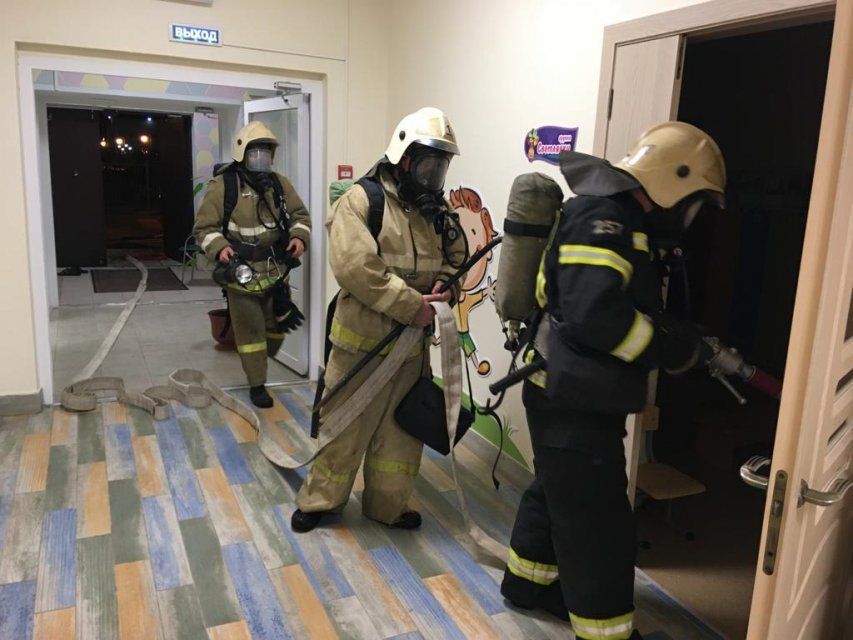 Орловские огнеборцы тренировались тушить ночной пожар в детском саду