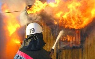 Ночью орловские пожарные тушили склад на ул. Линейной