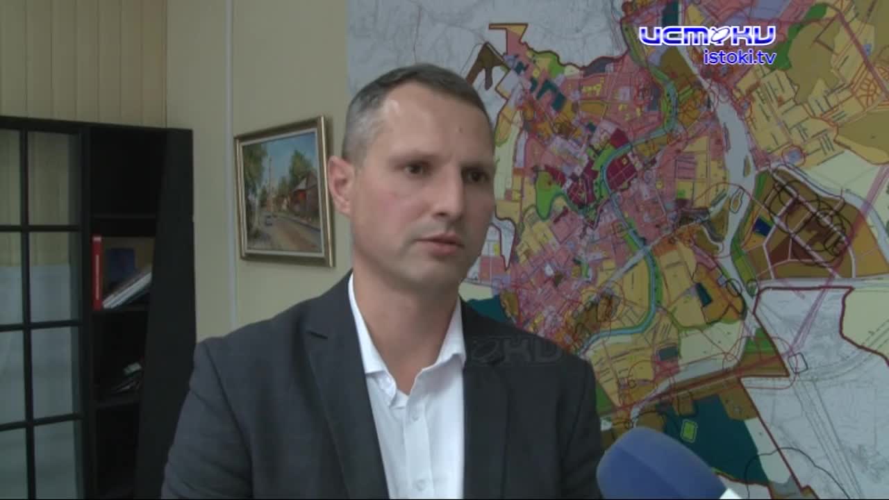 Полуразвалившаяся клумба, разбитые фонари, повсюду бычки и мусор... Так встречает Советский район жителей и гостей города