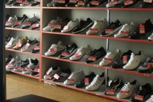 Орловчане украли из магазина две пары обуви