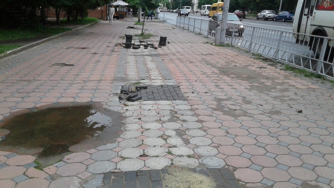 Вместо посадки деревьев в Орле кладут плитку