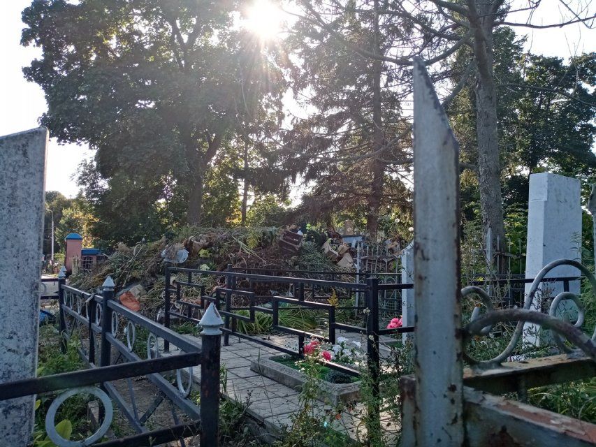 Вопреки обещаниям чиновников Троицкое кладбище Орла утопает в мусоре