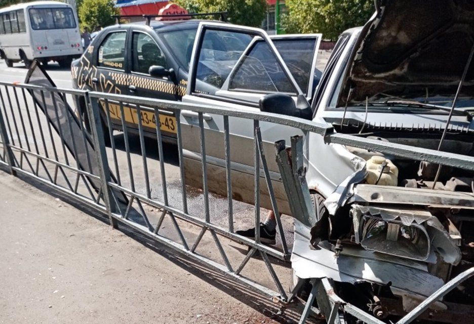 Фотофакт: в Орле ограждение спасло пешеходов от вылетевшего на тротуар авто