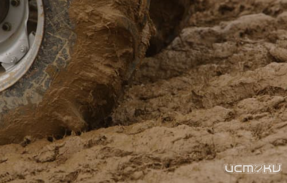 Неудачно покатался: в Урицком районе 19-летний парень угнал служебный автомобиль и застрял в грязи