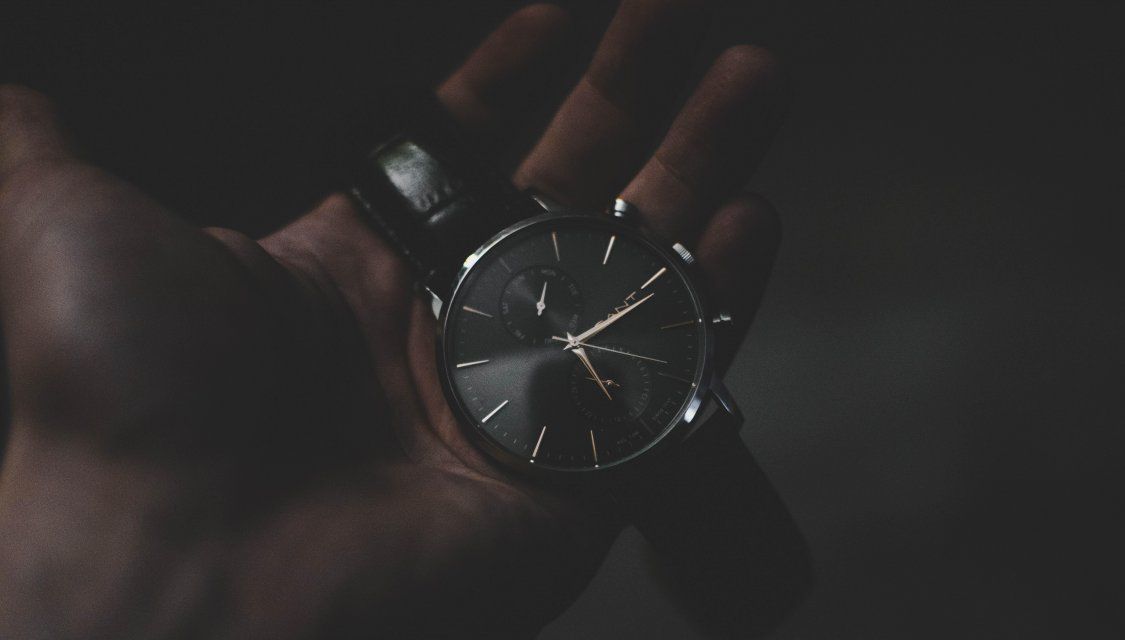 Орловчанин напал на знакомого в безлюдном месте и забрал часы и смартфон